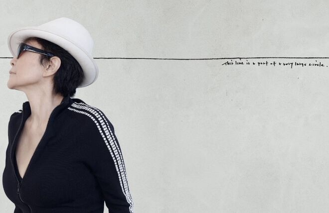 Blue Room Event, Yoko Ono, 1966/2007. Vista da instalação com a artista. da exposição Yoko Ono: sognare, Museo di Santa Caterina, Treviso, Itália, entre 29 de setembro de 2007 e 7 de janeiro de 2008. 