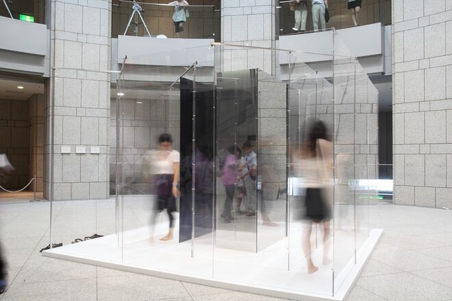 Telephone in Maze, Yoko Ono, 1971/2011. Imagem da instalação parte da exposição Yokohama Triennale 2011: Our Magic Hour, Yokohama Museum of Art, Yokohama, Japão, entre 6 de agosto e 6 de novembro de 2011. 