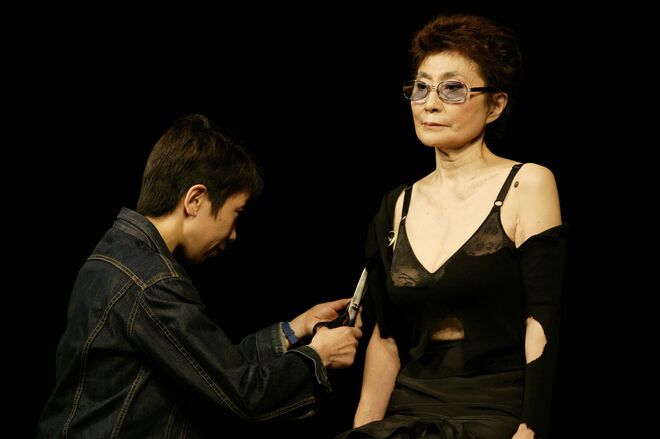 Cut Piece, Yoko Ono, 1964/2003. Performance da artista no Théâtre du Ranelagh, Paris, a 15 de setembro de 2003 em articulação com a exposição Yoko Ono: Women's Room, at Musée d'Art Moderne de la Ville de Paris, França, entre 2 de julho de 28 de setembro de 2003). 