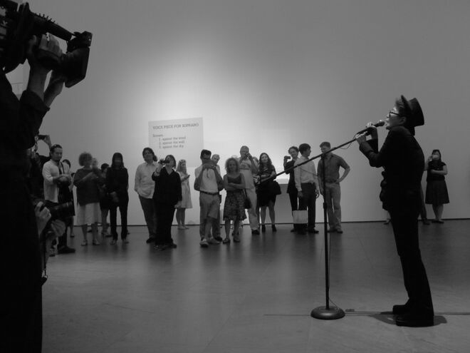 Voice Piece for Soprano, Yoko Ono, 1961/2010. Performance da artista, no Museum of Modern Art, Nova Iorque, no verão de 2010. 