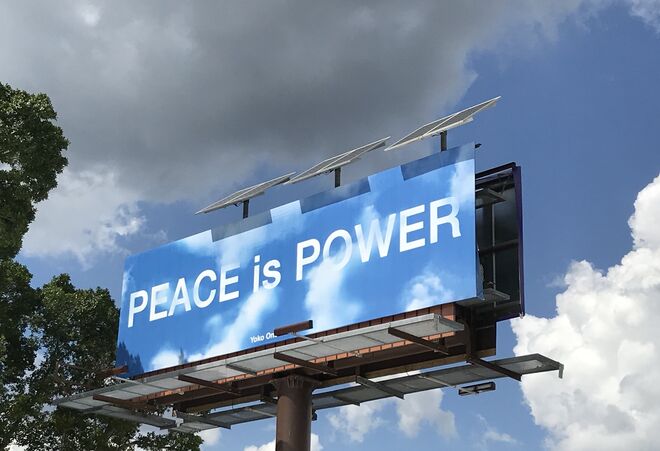 Peace is Power, Yoko Ono, 2017/2019.  Cartaz (na Autoestrada 41), parte ddo 40º aniversário da Bob Rauschenberg Gallery, Fort Myers, Florida, entre 1 de agosto e 30 de setembro de 2019.  