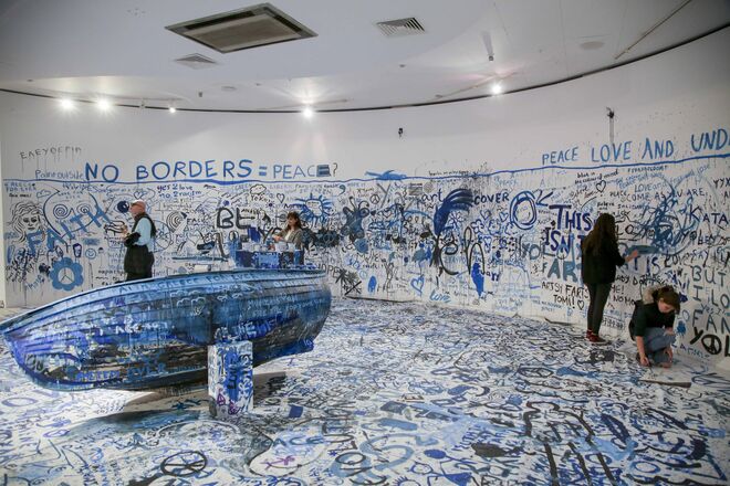 Add Color (Refugee Boat), Yoko Ono, 1960/2016. Vista da instalação, parte da exposição YOKO ONO: Installations and Performances, Macedonian Museum of Contemporary Art, Thessaloniki, Grécia, entre 1 e 30 de outubro de 2016. 