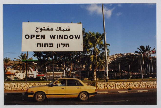 Open Window, Yoko Ono, 1998/1999. Vista de cartaz, parte da exposição Yoko Ono: Open Window, Umm El-Fachem Art Gallery, Umm El-Fachem, Israel, entre 17 de novembro de 1999 e 15 de janeiro de 2000. 