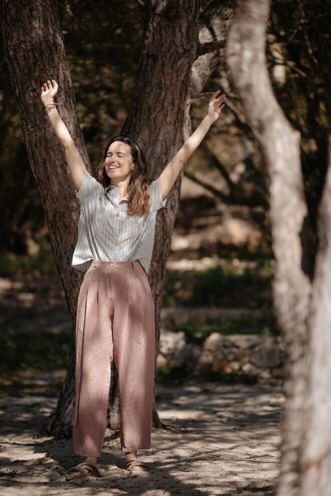 Em média, por cada peça, são produzidas entre 25 e 50 unidades ao longo de cada coleção (são duas, por ano). De casacos a vestidos e saias, há uma variedade de modelos, regra geral em tons neutros.