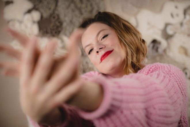 “O que nos faz mesmo falta é um abraço apertado” - Capicua, rapper