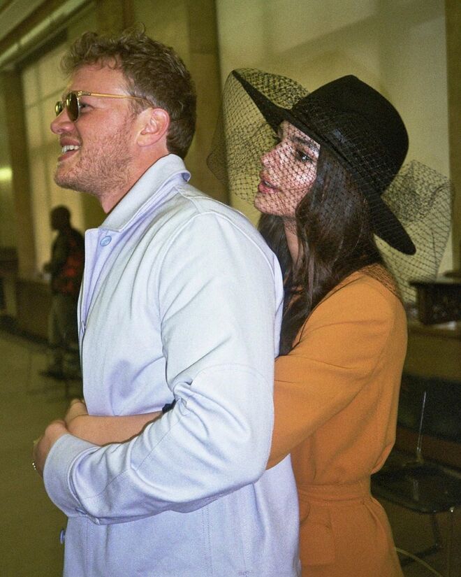 Emily Ratajkowski vestiu um fato completo da Zara, amarelo, no casamento com Sebastian Bear-McClard, em 2018.