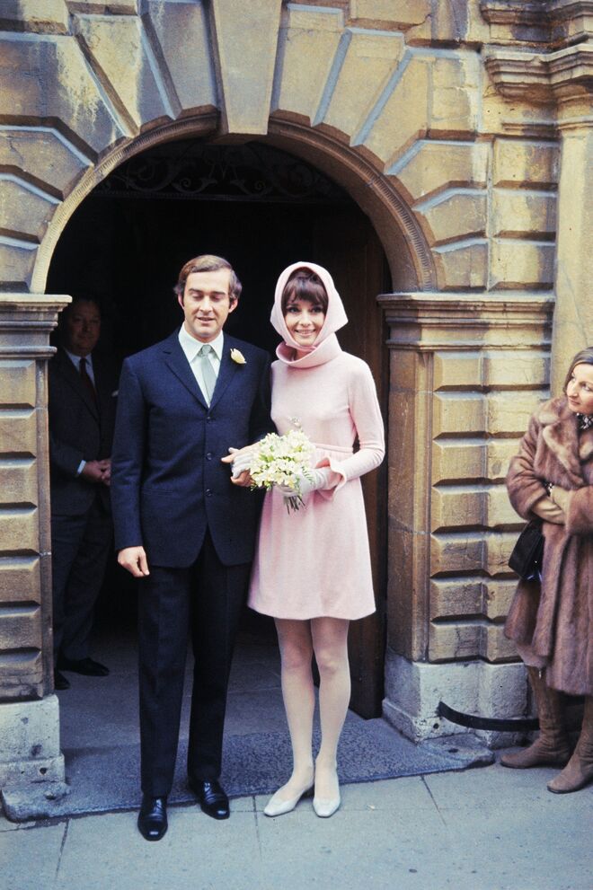 Audrey Hepburn casou com Andrea Dotti em 1969, e elegeu um vestido Givenchy.