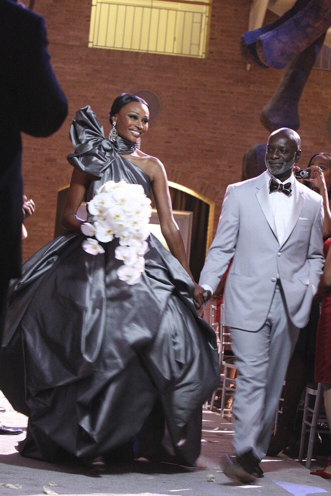Cynthia Bailey e Peter Thomas em 2010. A ex-modelo elegeu um vestido cinzento.