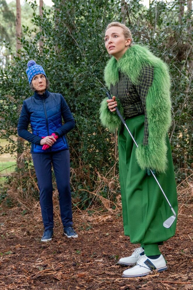 Temporada 3 episódio 7 | Casaco Charlotte Knowles London e calças Gucci