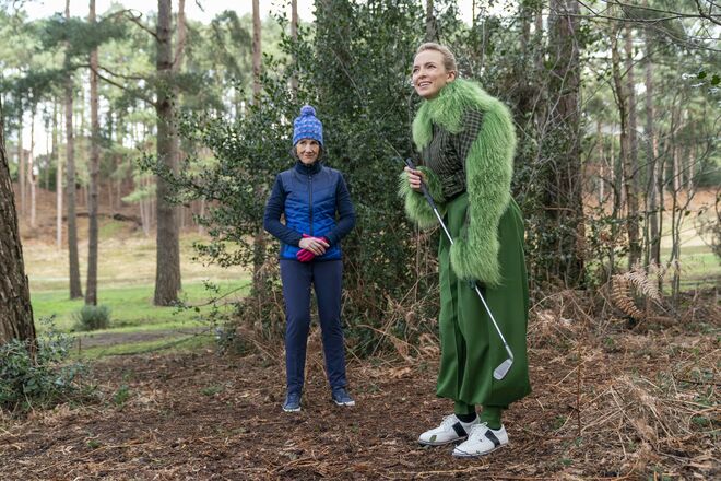 Temporada 3 episódio 7 | Casaco Charlotte Knowles London e calças Gucci