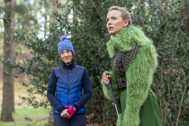 Temporada 3 episódio 7 | Casaco Charlotte Knowles London e calças Gucci