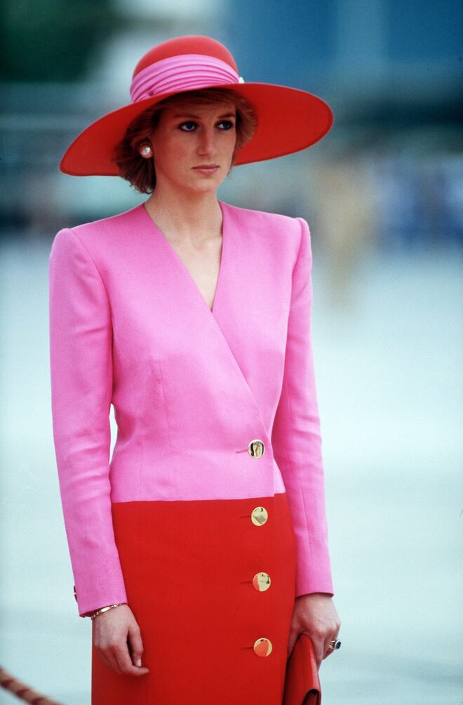 À chegada do Kuwait numa visita pelos estados do Golfo, vestida por Catherine Walker, em 1989.