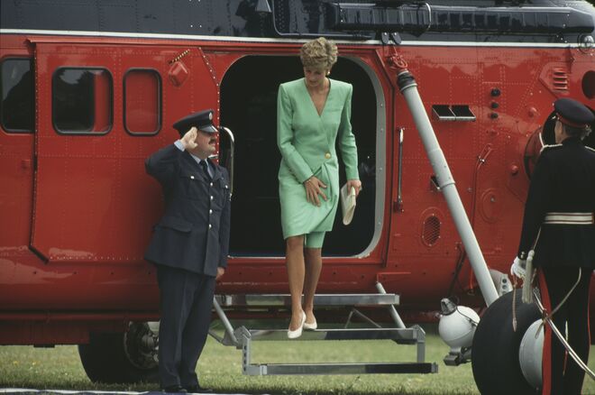 A chegar a Dorchester, Reino Unido,em 1991. Vestiu Catherine Walker.