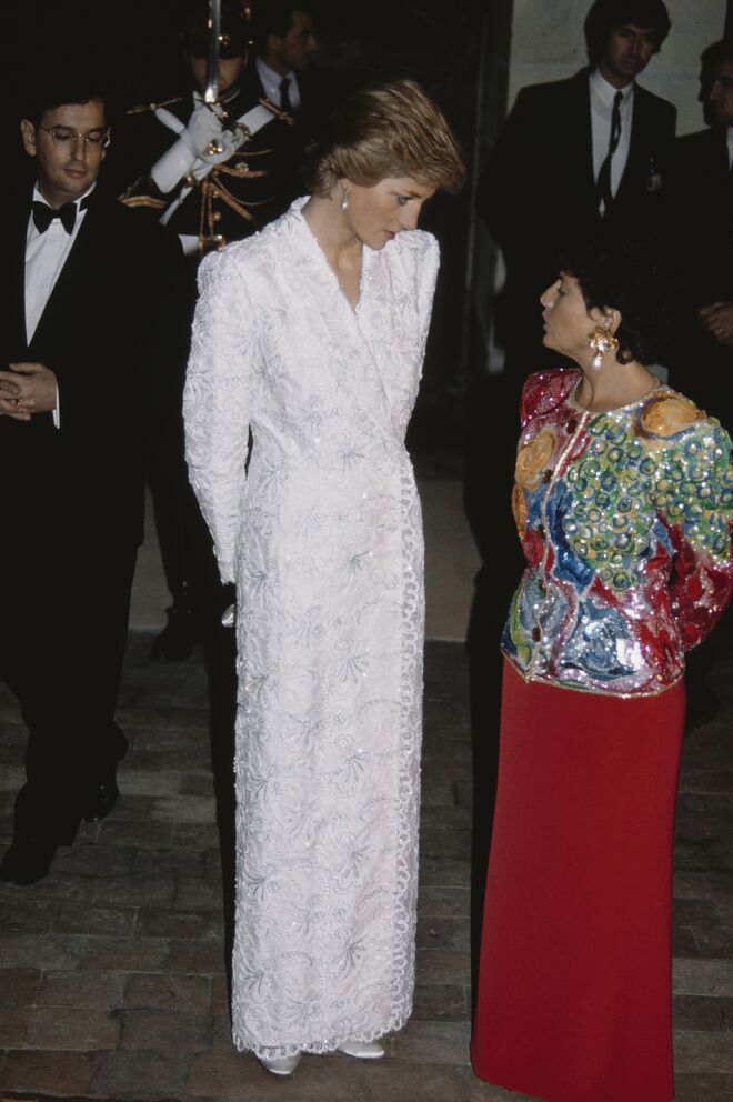 A conversar com Monique Lang, a mulher do francês Jack Lang, durante um jantar no Château de Chambordem França, 1988. O vestido é Catherine Walker.