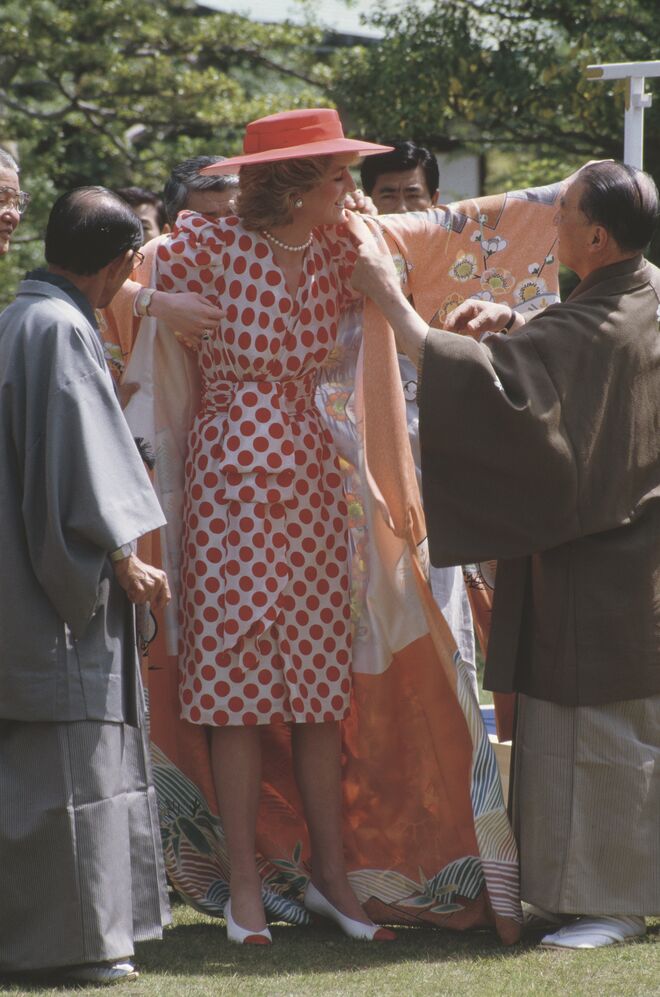 Ao receber um kimono tradicional japonês no Castelo de Nijo em Quioto, no Japão, em 1986.