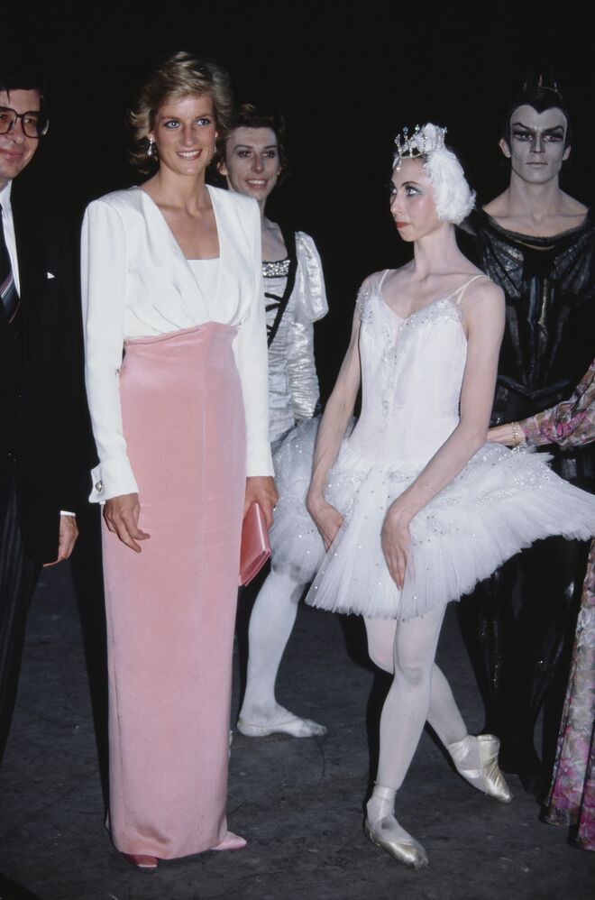 Depois de assistir ao espectáculo O Lago dos Cisnes, do Bolshoi Ballet no Coliseu de Londres, em 1989. Vestida por Catherine Walker
