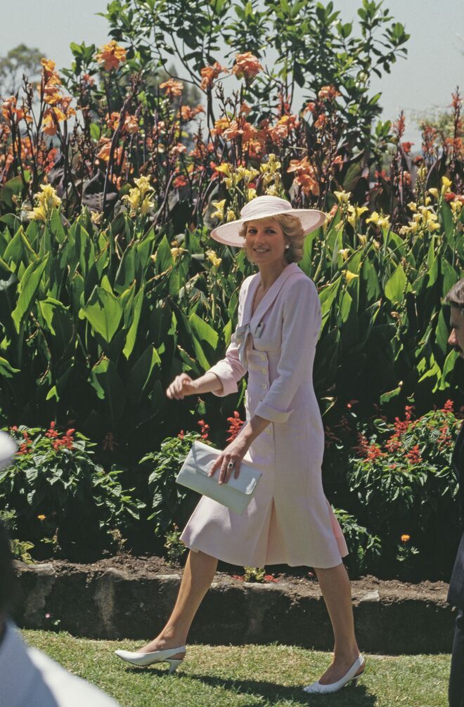Diana visita o Parque Footscray nos subúrbios de Melbourne, Victoria, Austrália, em 1988. O vestido é de Victor Edelstein.