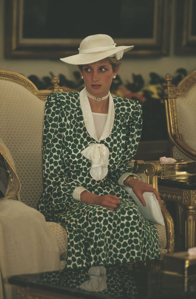 Durante um ritual tradicional do café árabe, em em Riyadh, na Arábia Saudita, orquestrado pelo Prince Sultan bin Abdulaziz Al Saud em 1986. Diana usa um vestido da Tatters.