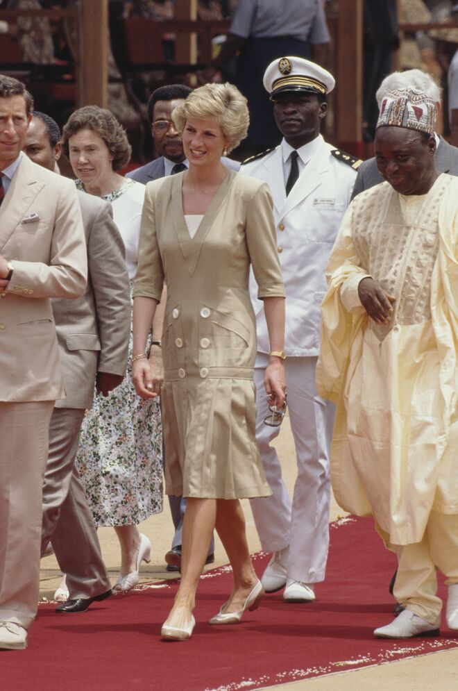 Durante uma visita a Bamenda, Cameroon, em 1990, a usar um vestido de Catherine Walker.