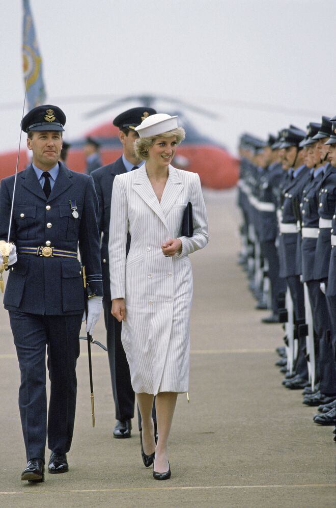 Durante uma visita a Raf Wittering em 1985. Casaco e vestido de assinatura Catherine Walker.