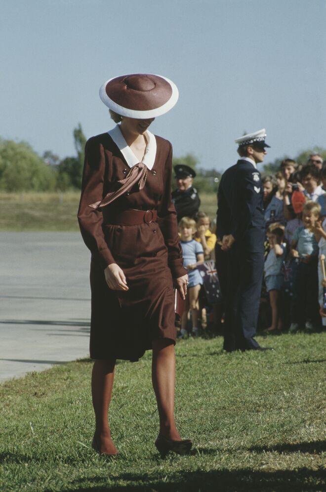 Durante uma visita a Shepparton, Australia, em 1985. O vestido é uma criação de Catherine Walker.