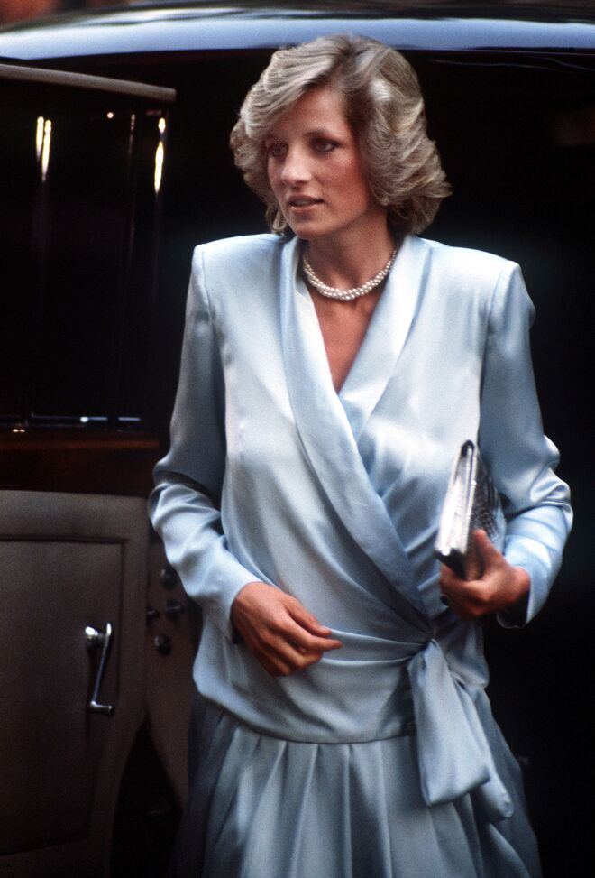 Na antestreia do filme Indiana Jones e o Templo Perdido, Londres, em 1984. vestida por Catherine Walker.