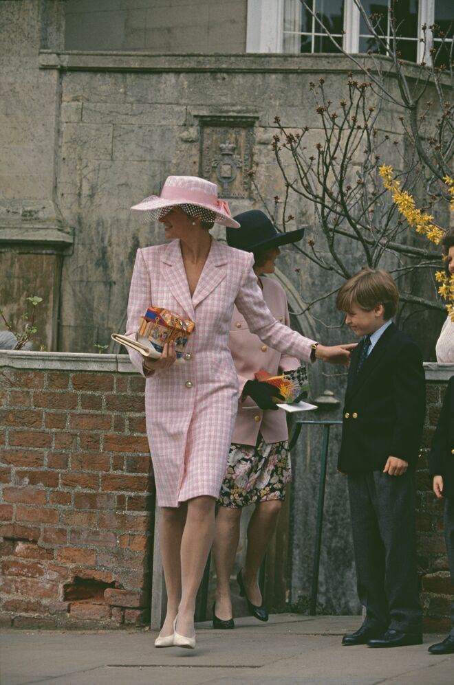 Diana com o filho Harry, na St George's Chapel, em Windsor, 1991.