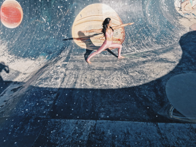 Professora de ioga e coach de Ayurveda com uma experiência vasta em ambas as áreas, Filipa Veiga inicia o Moon & Woman Gatherings, o primeiro retiro lunar em formato online. Trata-se de uma série de retiros lunares de ioga e self-care para mulheres, que acontecem de acordo com o calendário lunar. 