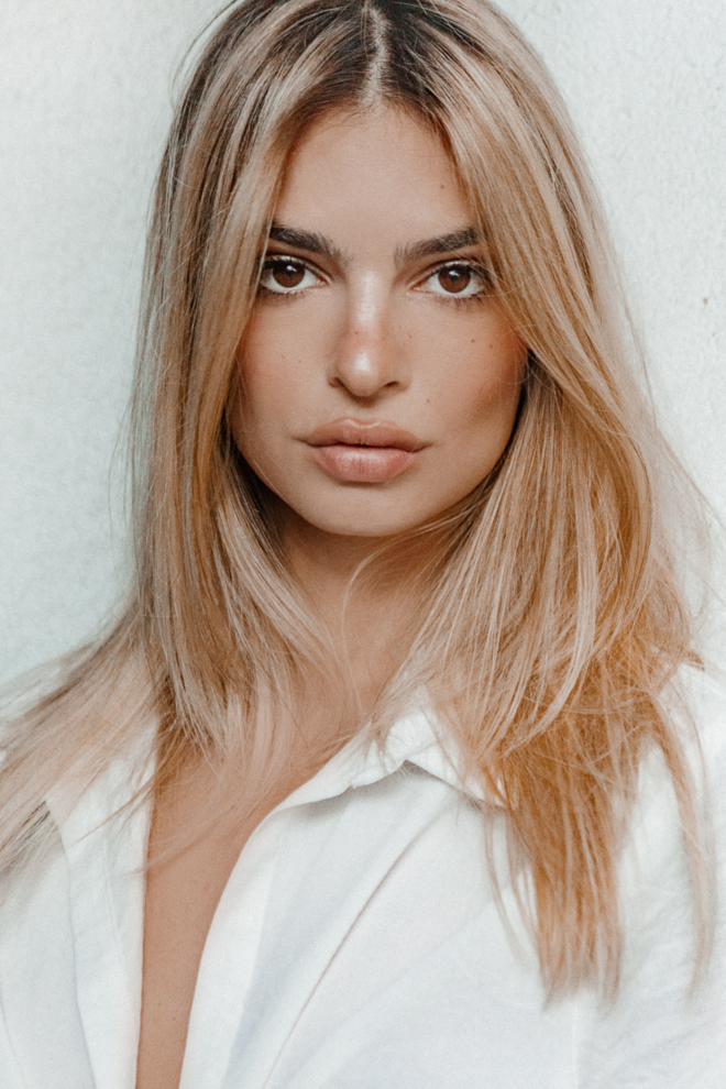 Emily Ratajkowski, icónica morena, decidiu mudar o seu look com a Kérastase, e agora está loira.