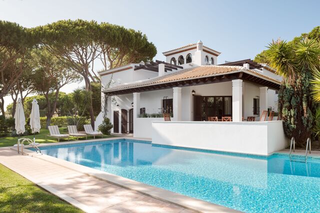 Pine Cliffs Resort | Ao longo dos 72 hectares que compõe este resort, há opções para todos os gostos e famílias. Seja para descansar e desfrutar da natureza, para dar um mergulho na Praia da Falésia, ou desfrutar de um cocktail num dos restaurantes do Pine Cliffs Resort, este é um dos destinos de sonho no Algarve. 