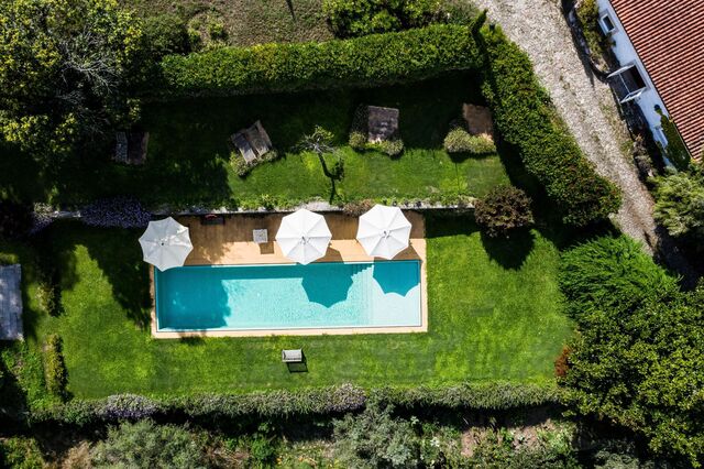 Quinta do Ameal | Situada no vale do Rio Lima, a Quinta do Ameal é o destino perfeito para quem quer fugir ao ruído e azáfama da cidade. Com 30 hectares de verde, a quinta dispõe de 5 suites, com cozinha e sala em open space. 