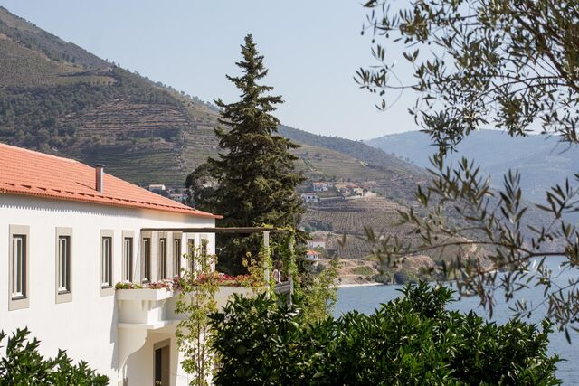 Quinta dos Murças | A Quinta dos Murças, localizada na margem direita do rio Douro entre a Régua e o Pinhão, é um dos refúgios secretos desta zona. Esta quinta histórica, onde foi plantada a primeira vinha vertical do Douro em 1947, dispõe de uma casa composta por 5 quartos, sala com varanda para o Douro, cozinha e jardim com piscina.