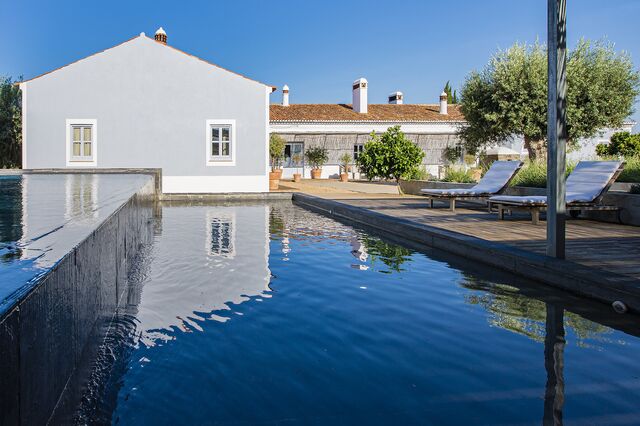 Herdade da Malhadinha Nova | Um dos paraísos vinícolas onde se pode pernoitar debaixo do luar alentejano, rodeado de vinhas, mora a sul. A Herdade da Malhadinha Nova, em Albernoa, tinha apenas uma casa com 10 quartos, mas com a aquisição de uma nova propriedade conta agora com quatro novas unidades de alojamento (mais uma casa numa aldeia a 5 km) que se estendem ao longo de 450 hectares de propriedade. 