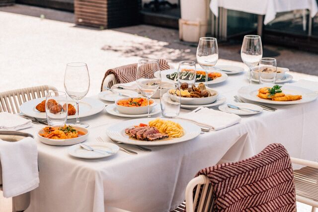 Doca Peixe | Com uma vista sobre o rio e sobre a marina, o Doca Peixe situa-se proporciona também uma vista sobre a ponte 25 de abril. Em dias de sol, ou fins de tarde amenos, este é um dos sítios onde pode provar o peixe e o marisco mais fresco das redondezas.