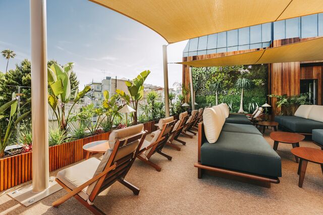 V Rooftop | Além deste, o The Vinatge Hotel tem ainda o V Rooftop, um sítio igualmente acolhedor, que fica no topo do hotel, e é ideal para beber um cocktail. 