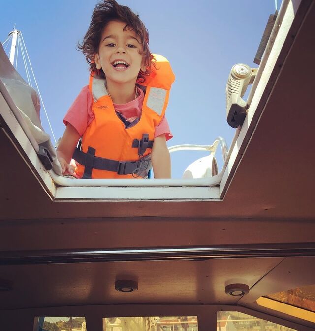 Os mais novos pensam que são piratas.