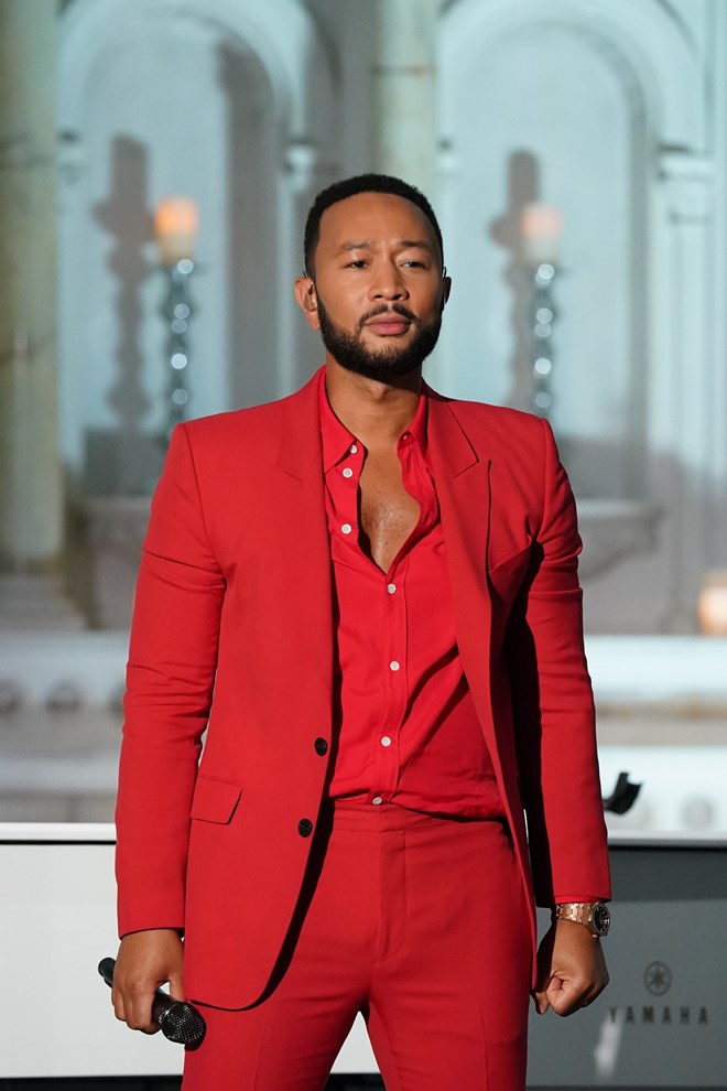 Chrissy Teigen diz que John Legend foi chamado de macaco por fotógrafo -  Quem