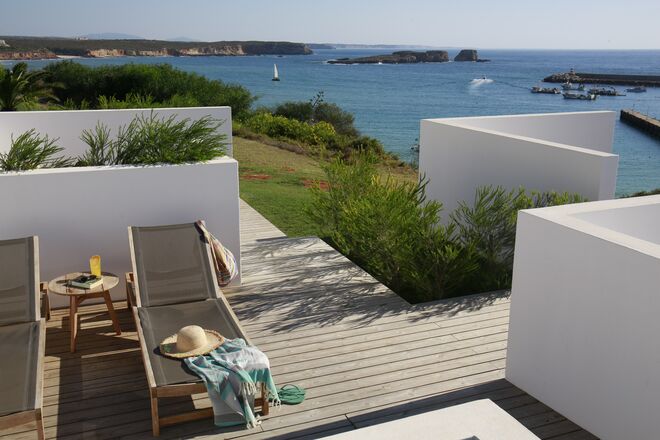 Hotel Memmo Baleeira | Localizado em Sagres, o hotel Memmo Baleeira marca as coordenadas perfeitas para recarregar energias junto ao mar e ao areal extenso que circunda esta área. 