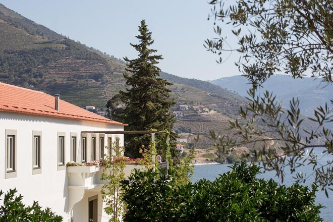 Quinta dos Murças | A Quinta dos Murças, localizada na margem direita do rio Douro entre a Régua e o Pinhão, é um dos refúgios secretos desta zona. Esta quinta histórica, onde foi plantada a primeira vinha vertical do Douro em 1947, dispõe de uma casa composta por 5 quartos, sala com varanda para o Douro, cozinha e jardim com piscina.