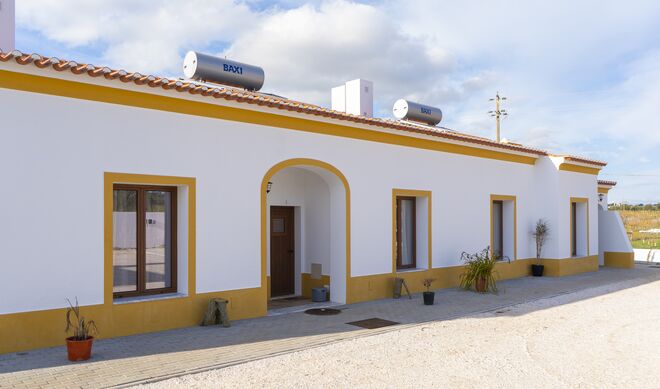 Herdade da Maridona | Situada em Glória, uma pequena aldeia perto de Estremoz, a Herdade da Maridona – Agroturismo recria os típicos montes alentejanos tornando-os em verdadeiros oásis de descanso para toda a família ou simplesmente para um fim de semana romântico a sul. 