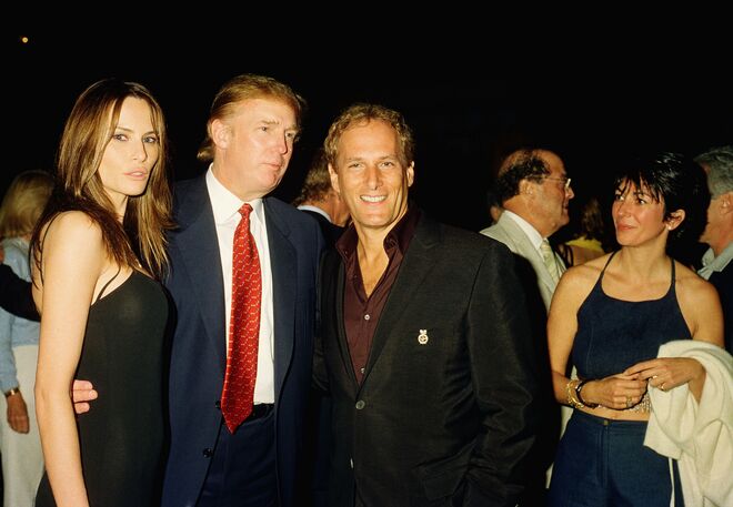 Donald Trump, Melania Trump, Michael Bolton e Ghislaine Maxwell no clube Mar-a-Lago club, Palm Beach, Florida, em 2000.
