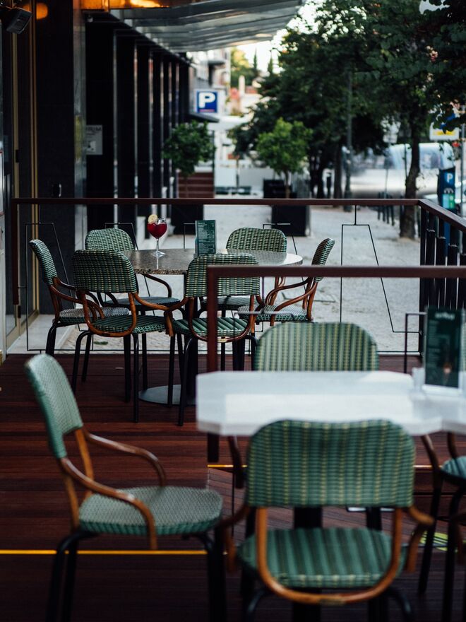 Sellva | Ao contrário do que o nome indica, a esplanada do Sellva oferece uma quietude que parece impossível num dos epicentros do trânsito em Lisboa, o Marquês de Pombal, mas que aqui se concretiza. 