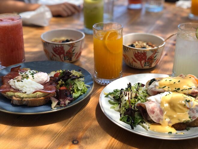Ferroviário Bar Terraço | De novo de portas abertas, o Ferroviário Bar Terraço tem uma novidade: o brunch. Aos sábados e domingos, o brunch começa a ser servido a partir das 11h, e podem ser servidos na esplanada, famosa pela vista industrial sobre o rio. No brunch, incluem-se as panquecas, ovos bennedict e o famoso açaí. 