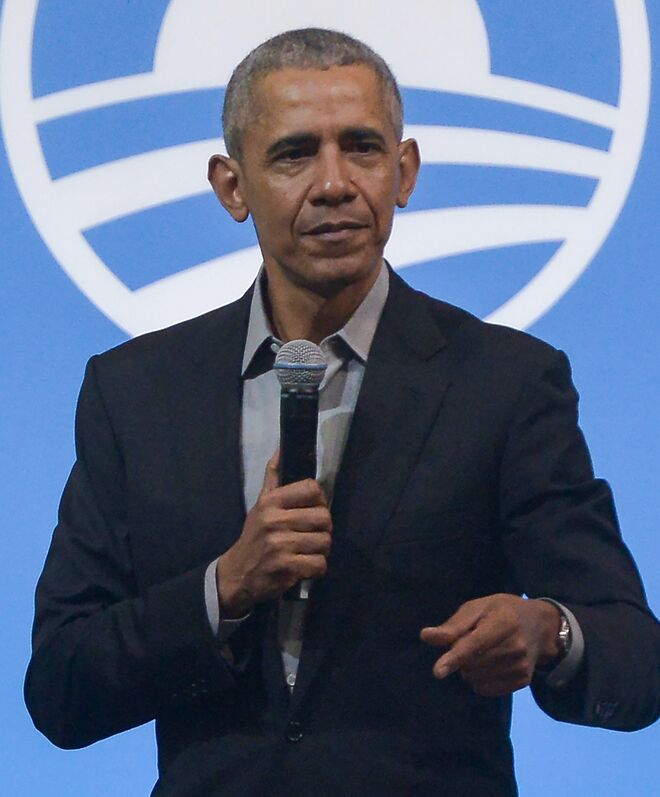 O antigo presidente dos Estados Unidos Barack Obama recorda que, quando tinha apenas 10 anos de idade, uma vizinha branca se recusou a usar o mesmo elevador que ele. 