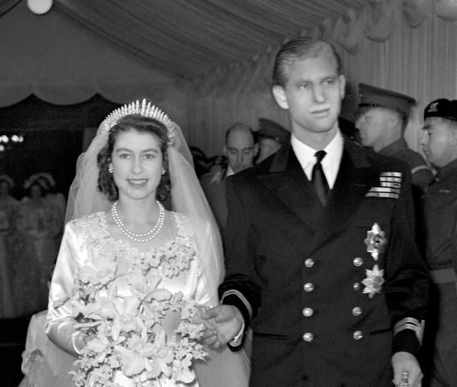 Isabel II a usar a tiara no seu casamento, em 1947, que emprestou agora à neta no seu próprio casamento.