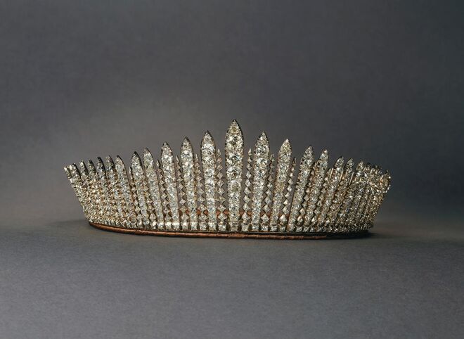 A tiara que Beatrice usou, e que pertence a Isabel II.