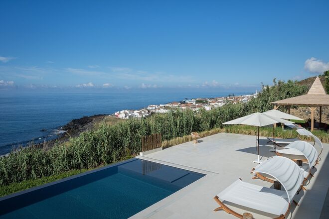 A zona da piscina do Sul Villas & Spa, em São Miguel, nos Açores.