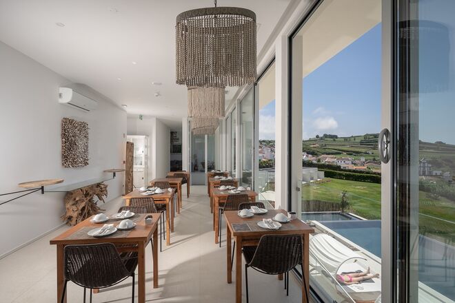 A sala onde se toma o pequeno-almoço no Sul Villas & Spa, em São Miguel, nos Açores.