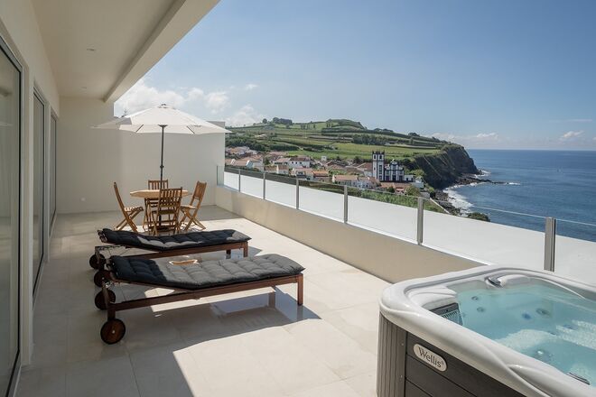 O terraço com jacuzzi de uma Prime Suite no Sul Villas & Spa, em São Miguel, nos Açores.