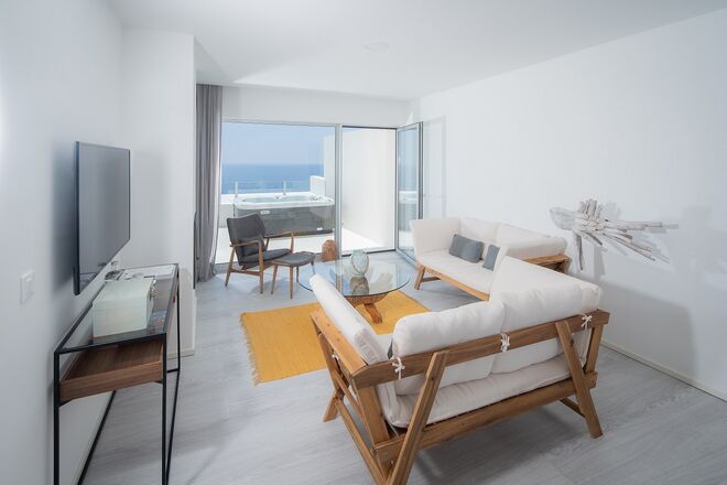 O interior de uma Prime Suite no Sul Villas & Spa, em São Miguel, nos Açores.